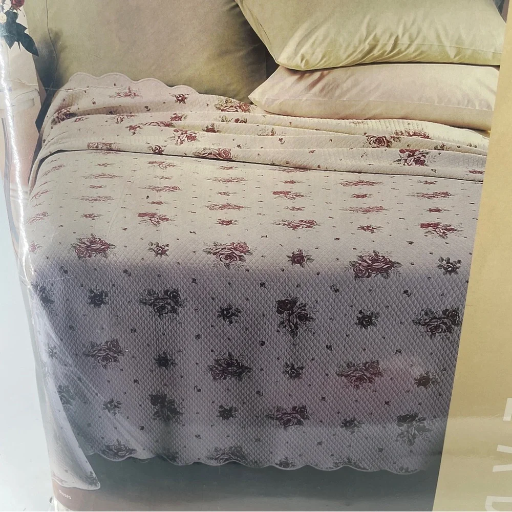 VINTAGE MERVYN'S CARESS Queen Bedspread Roses  NEW  Scallop Edge